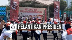 Sejumlah warga mengenakan atribut warna merah putih mulai memadati kawasan Istana Negara, Jakarta. Sebuah panggung hiburan juga disiapkan untuk menghibur warga.