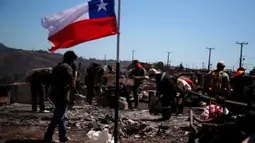 Jumlah korban tewas akibat kebakaran akhir pekan yang meluluhlantakkan permukiman di puncak bukit di wilayah pesisir Chili meningkat menjadi 131 orang pada hari Selasa, 6 Februari 2024. (Javier TORRES/AFP)