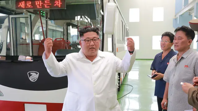 Gaya Santai Kim Jong-un Saat Naik Bus di Pyongyang