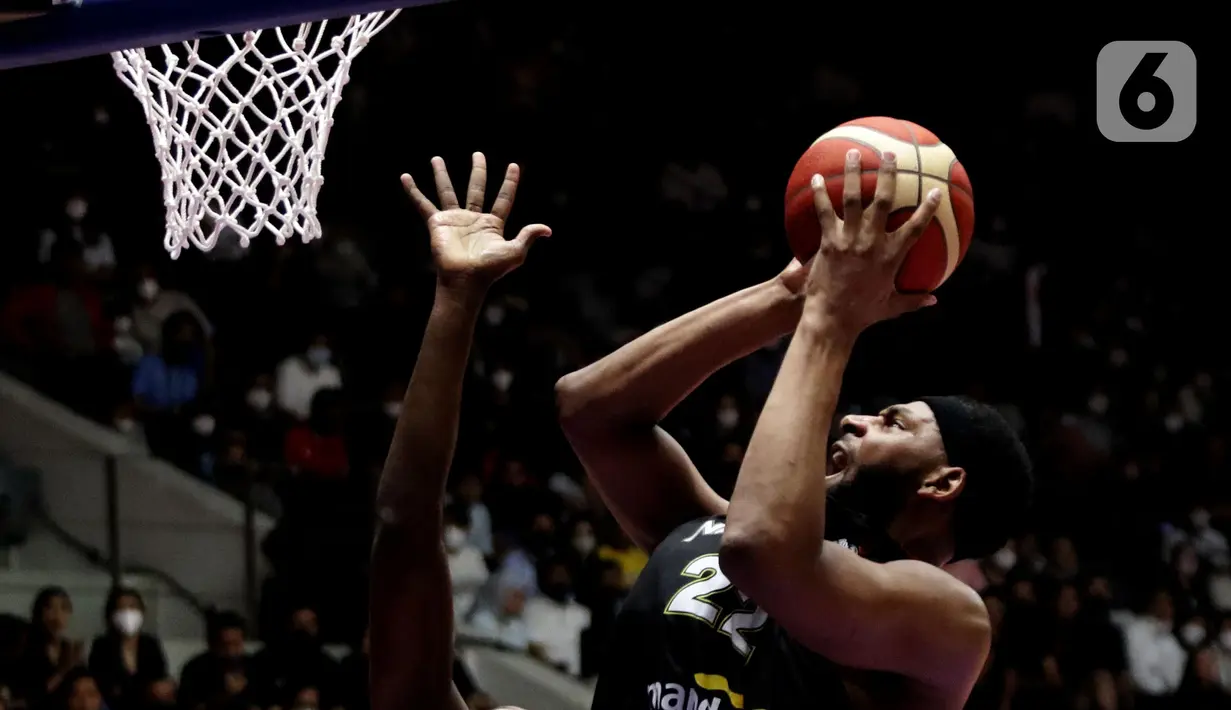 Pebasket Timnas Indonesia, Marques Terrell Bolden saat melawan Arab Saudi pada Grup A FIBA Asia Cup 2022 di Istora Senayan, Jakarta, Selasa (12/7/2022). Kemenangan ini membuka peluang Indonesia lolos ke delapan besar Piala Asia FIBA 2022, jika berhasil memetik kemenangan melawan Yordania di laga berikutnya. (Liputan6.com/Helmi Fithriansyah)