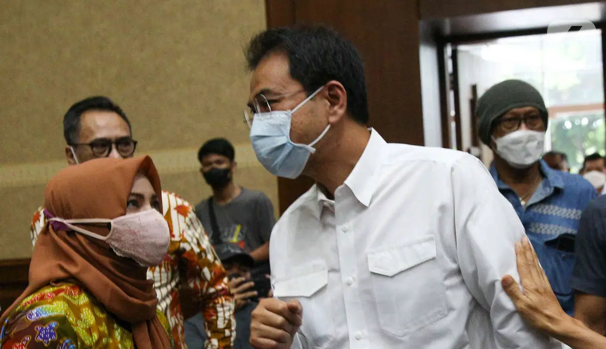 Terdakwa mantan Wakil Ketua DPR Azis Syamsuddin bersiap mengikuti sidang putusan kasus suap kepada mantan penyidik KPK AKP Stepanus Robin Pattuju untuk pengurusan perkara Dana Alokasi Khusus (DAK) Lampung Tengah, di Pengadilan Tipikor, Jakarta, Senin (14/2/2022). (Liputan6.com/Herman Zakharia)