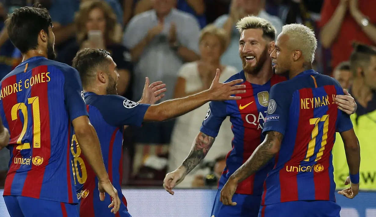 Para pemain Barcelona merayakan gol yang dicetak Lionel Messi ke gawang Celtic. Selain tiga gol Messi, keempat gol Barca dicetak oleh Neymar, Andres Iniesta dan dua gol Luis Suarez. (Reuters/Albert Gea) 