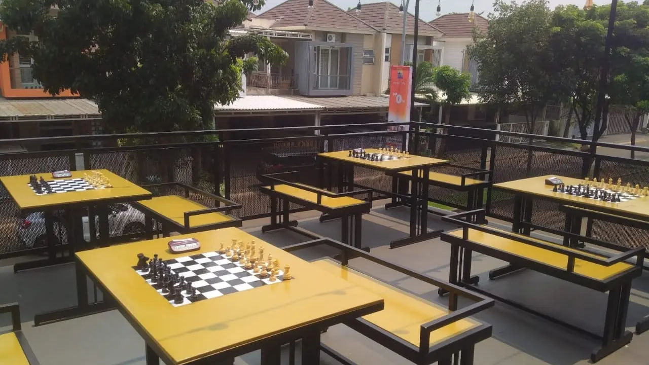 Meja bermain catur di Check, Mate Cafe