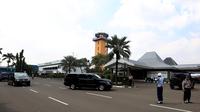 Petugas keamanan mengatur lalu lintas iring-iringan rombongan Presiden Amerika Ke-44 Barack Obama menuju Bandara Halim Perdanakusuma Jakarta, Minggu (2/7). (Liputan6.com/Johan Tallo)