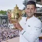 Petenis nomor satu dunia Novak Djokovic menyabet gelar juara Wimbledon 2021 setelah mengalahkan unggulan ketujuh asal Italia, Matteo Berrettini 6-7 (4), 6-4, 6-4, 6-3. (Bob Martin/Pool/AFP)