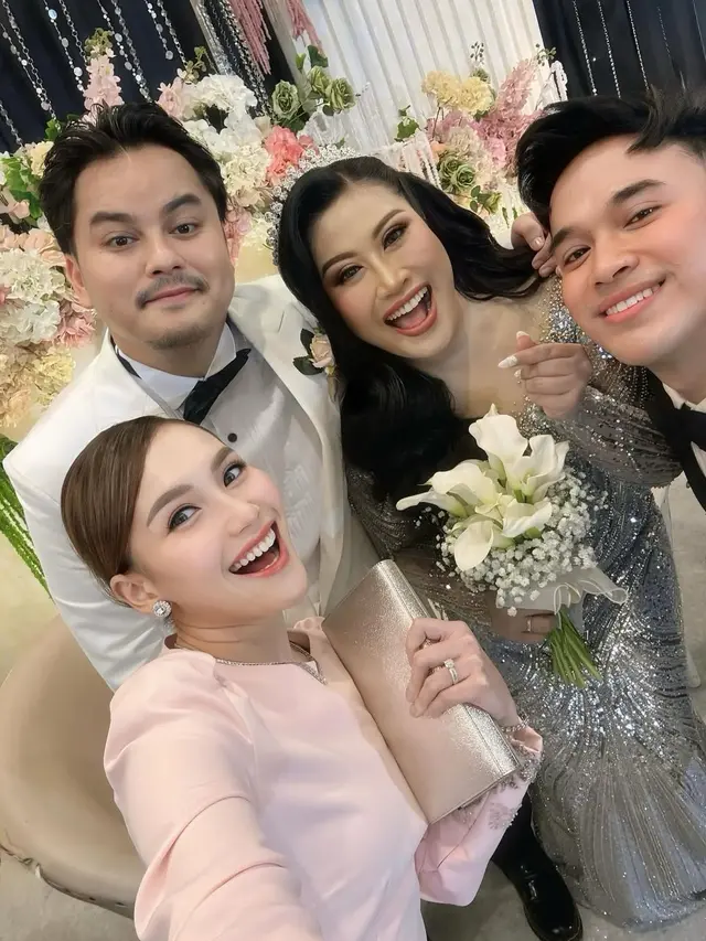 8 Potret Tamu Artis di Pernikahan Boiyen dan Rully Anggi Akbar, Tampil Menawan