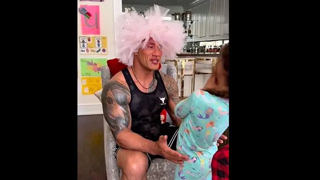Dwayne Johnson Pasrah Didandani dan Dipasangi Rok Tutu oleh Putrinya, Tak Matching dengan Tato