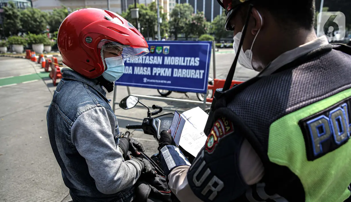 Polisi memeriksa surat-surat pengendara motor saat penyekatan PPKM Darurat di kawasan Ratu Plaza, Jakarta, Sabtu (17/7/2021). Menko PMK Muhadjir Effendy menerangkan perpanjangan PPKM Darurat untuk menekan penularan COVID-19 sudah diputuskan Presiden RI Joko Widodo. (Liputan6.com/Faizal Fanani)