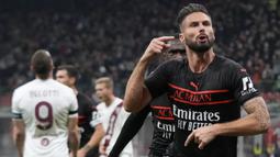 AC Milan yang minim penguasaan bola justru mampu mencetak gol dan unggul 1-0 pada menit ke-14. Olivier Giroud berhasil memanfaatkan umpan sepak pojok Sandro Tonali yang disundul Rade Krunic dan mengarah kepadanya di tiang jauh. (AP/Luca Bruno)