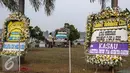 Sejumlah karangan bunga duka cita terpasang di Lanud Halim Perdanakusuma, Jakarta, Rabu (1/7/2015). Karangan bunga tersebut sebagai ungkapan belasungkawa atas tragedi jatuhnya Pesawat Hercules C-130 di Medan. (Liputan6.com/Faizal Fanani)
