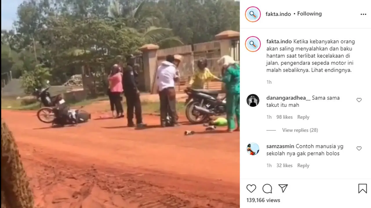 Terlihat kecelakaan yang melibatkan dua sepeda motor terjadi di sebuah jalan.