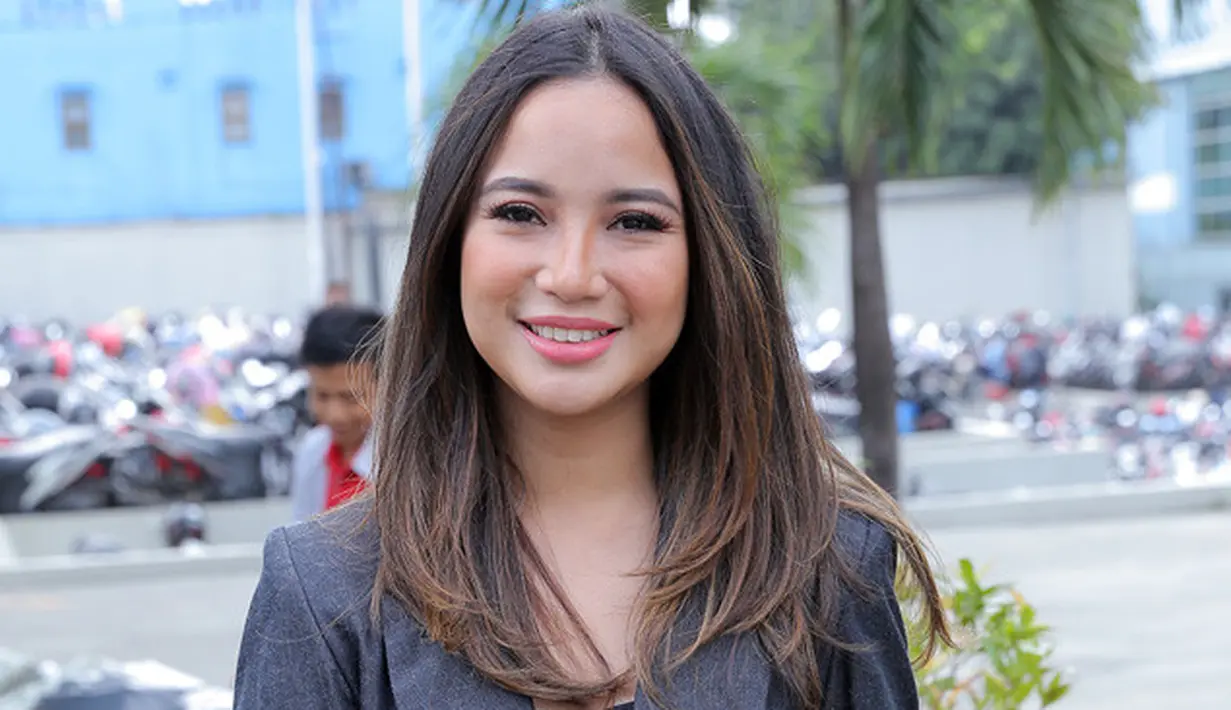 "Yang jelas Girlsquad sebentar lagi akan ada project buat charity. Kita akan foto with the new concept dan akan keluar dengan wajah baru, dengan semangat baru," kata Chacha Frederica. (Deki Prayoga/Bintang.com)