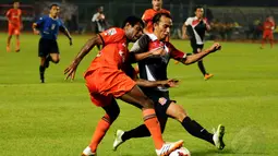 Pemain tengah Persija, Victor Pae (kiri) berusaha lolos dari kawalan Fauzan Jamal (Persijap) saat berlaga di lanjutan ISL di stadion GBK Jakarta, (26/5/2014). (Liputan6.com/Helmi Fithriansyah)