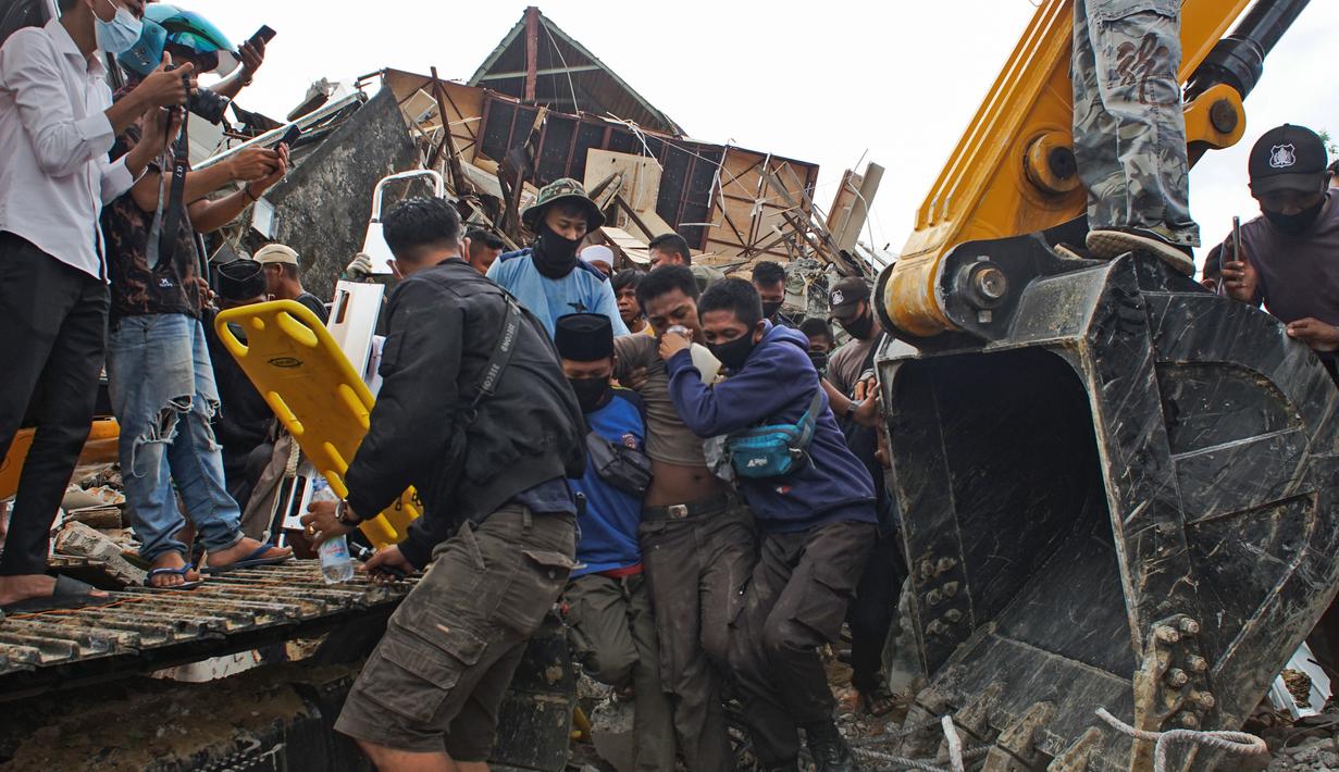 FOTO: Proses Pencarian Korban Gempa Mamuju di Reruntuhan ...