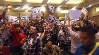 Pendukung Ahok-Djarot bersorak ketika calon petahana Pilkada DKI Jakarta itu mendapat nomor urut 2. (Liputan6.com/Delvira Chaerani Hutabarat)