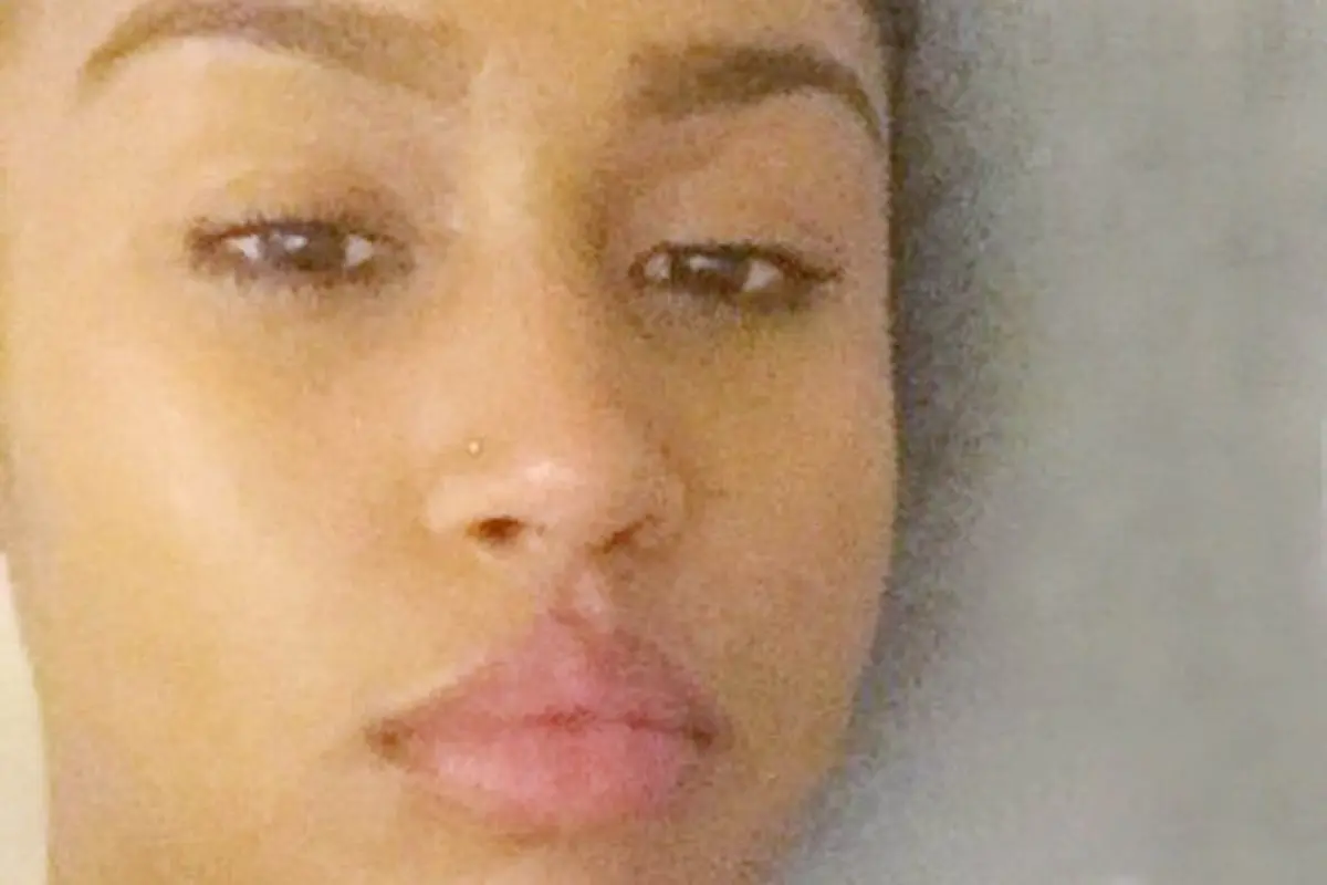 [Bintang] Bukan Wajah, Bayangan Cewek Ini Mirip Rihanna
