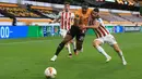 Gelandang Wolverhampton Wanderers, Adama Traore, berebut bola dengan bek Olympiacos, Svetozar Markovic, pada laga leg kedua babak 16 besar Liga Europa 2019/2020 di Molineux Stadium, Jumat (7/8/2020) dini hari WIB. Wolverhampton menang 1-0 atas Olympiacos. (AFP/Lindsey Parnaby)