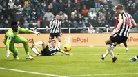Pemain Newcastle Anthony Gordon menjebol gawang Manchester United pada lanjutan Liga Inggris (AP)