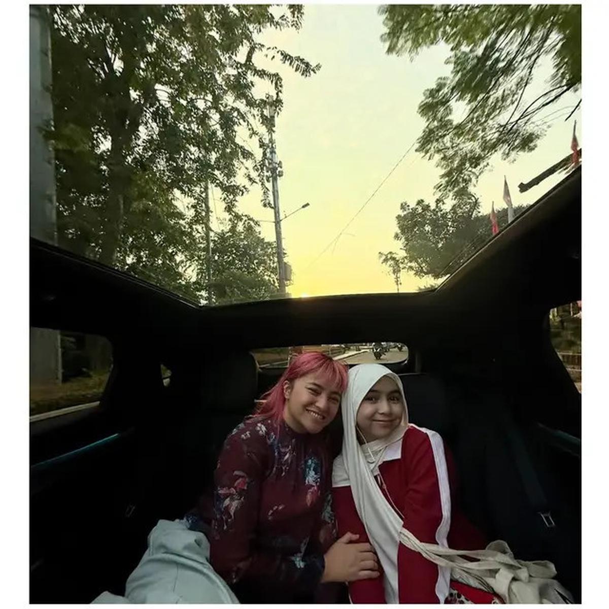 6 Potret Gaya Rambut Pink Marshanda saat Bareng Sienna, Rayakan Ultah ke-36