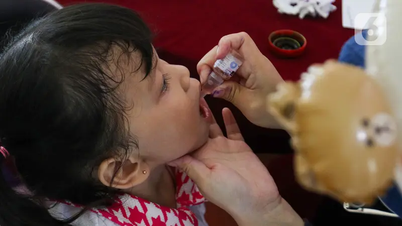 Imunisasi polio di Hari Anak Nasional