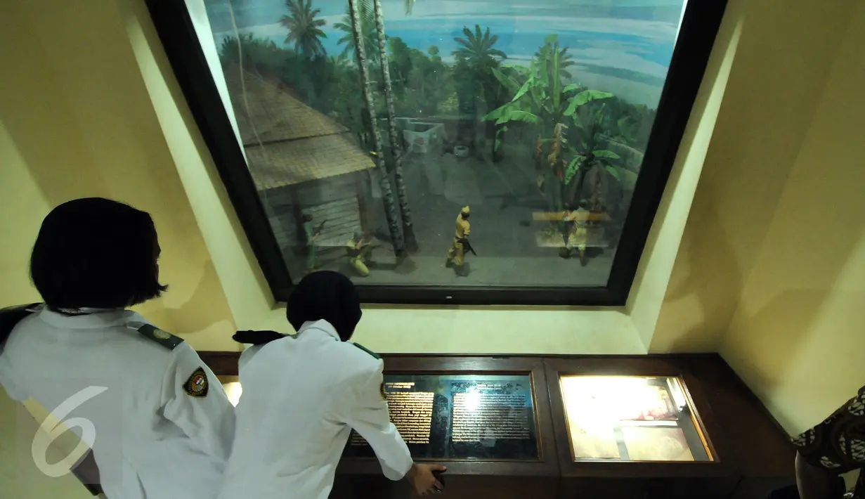 Anggota Paskibra memerhatikan diorama penangkapan tokoh PKI, Musso di Monumen Pancasila Sakti, Jakarta, Selasa (29/9/2015). Pemerintah akan mengadakan upacara peringatan Hari Kesaktian Pancasila pada 1 Oktober mendatang. (Liputan6.com/Helmi Fithriansyah)