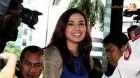 Bersaksi untuk Wawan, Catherine Wilson Tebar Senyum di KPK
