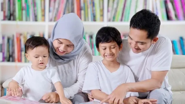 Ilustrasi Anak Bersama Orangtua. (foto: Pinterest/lina nila).