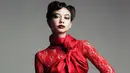 <p>Yuki Kato tampil beda dengan outfit serba merah dan makeup bold. Dengan nuansa makeup dan gaya rambut yang khas di era 60an, Yuki Kato tampil berani, memadukan lipstik merah bata dengan outfitnya. Foto: Instagram.</p>