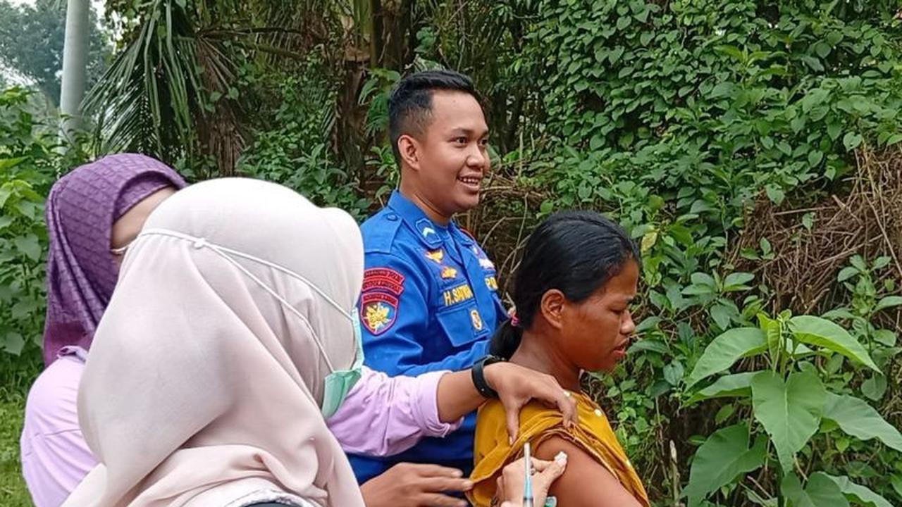 Polres Karawang Evakuasi ODGJ dari Lokasi Banjir Setinggi Dua Meter