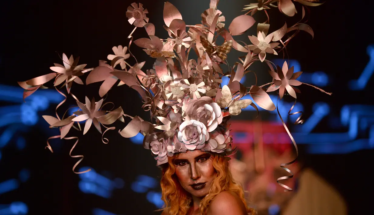 Model berpose membawakan karya busana perancang muda dari Pearl Academy di Autumn/Winter 2018 Fashion Week di New Delhi, India (18/3). (AFP Photo/Sajjad Hussain)