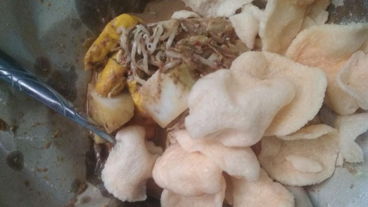 Kerupuk dan taburan bawang goreng jadi pelengkap