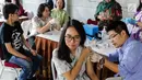 Mahasiswi saat disuntik vaksin difteri di Universitas Tarumanegara, Jakarta, Kamis (14/5). Ratusan mahasiswa/wi yang berusia di bawah 19 tahun mendapatkan imunisasi (Td) sebagai antisipasi mewabahnya penyakit difteri. (Liputan6.com/Faizal Fanani)
