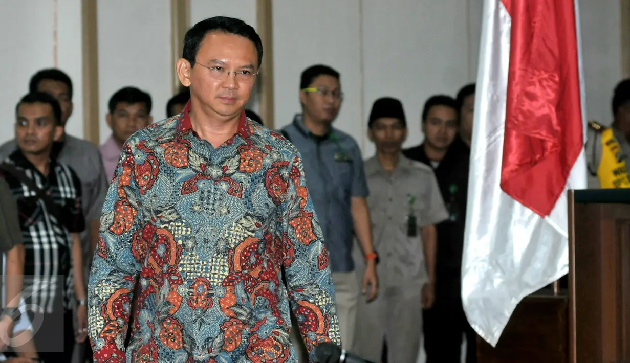 Gubernur DKI Jakarta non aktif Basuki T Purnama bersiap menjalani sidang ke-9 kasus dugaan penistaan agama di PN Jakarta Utara, Selasa (7/2). Sidang mendengarkan keterangan dua saksi fakta dan satu saksi ahli dari MUI. (Liputan6.com/Isra Triansyah/Pool)