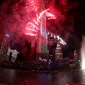 Kembang api meledak dari Burj Khalifa pada perayaan Tahun Baru di Dubai, Uni Emirat Arab, 31 Desember 2021. Burj Khalifa menyambut Tahun Baru 2022 dengan pesta kembang api yang menakjubkan. (KARIM SAHIB/AFP)