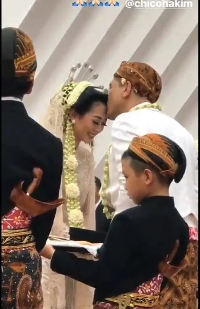 Mantan kekasih Yuni Shara, Chico Hakim kecup mesra istri baru (Foto: Instagram)
