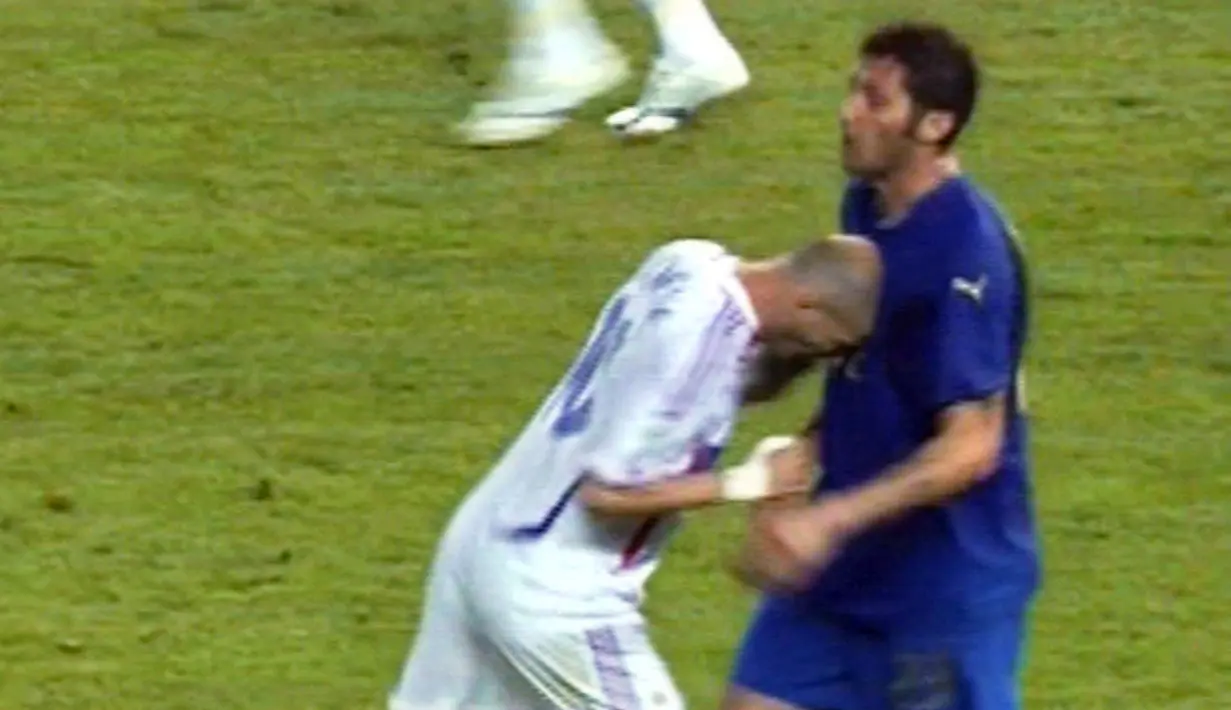 Citra Zizou juga sempat turun ketika tindakan kontroversialnya saat Tim Nasional Prancil melawan Tim Nasional Italia kala itu. Ia sempat melakukan tindakan sundulan kepala terhadap bek Marco Matterazi di Final Piala Dunia 2006. (Foto:AFP/LCI/Desk)