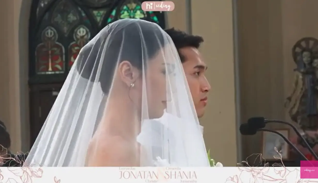 "Saya Shania Junianatha memilih engkau Jonatan Christie menjadi suami saya. Saya berjanji setia mengabdikan diri kepadamu, dalam untung dan malang, di waktu sehat dan sakit, saya mau mengasihi dan menghormati engkau sepanjang hidup saya. Saya berjanji untuk menjadi ibu yang baik untuk anak-anak," jawab Shania. [Youtube/Viding]
