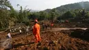 Petugas mengamati tim SAR gabungan yang tengah melakukan pencarian korban longsor di Dusun Caok, Desa Karangrejo, Purworejo, Selasa (21/6). Pencarian korban yang tertimbun juga melibatkan anjing pelacak dari kepolisian. (Liputan6.com/Boy Harjanto)