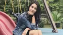 Seperti gadis remaja sepantarannya, tampilan Ersya pastinya sangat kekinian. Seperti ini misalnya, Ersya memakai jaket jeans yang dipadukan dengan dalaman baju hitam dan sepatu bootsnya yang keren banget. (Instagram/ersyaurel)