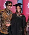 Putri semata wayang pasangan Armand Maulana dan Dewi Gita, Naja Dewi Maulana akhirnya lulus kuliah S1 di  Leeds Arts University, Inggris. [Foto: IG/najandmm/armandmaulana04/dewigita01].