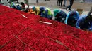 Penduduk setempat menyelesaikan pembuatan piramida Cochasqui dari bunga mawar dalam upaya pemecahan Guinness World Records di Tabacundo, Ekuador, 20 Juli 2018. Agar mawar  tidak lekas layu. dibuat aliran air dibawah struktur piramida. (AP/Dolores Ochoa)