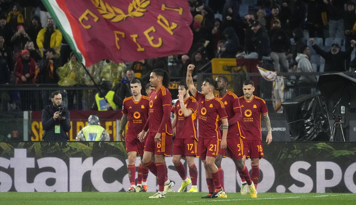 Pemain AS Roma merayakan gol yang dicetak oleh Paulo Dybala saat laga lanjutan Liga Italia 2023/2024 melawan Torino di Olympic Stadium, Roma, Italia, Selasa, (27/02/2024) dini hari WIB. (AP Photo/Gregorio Borgia)