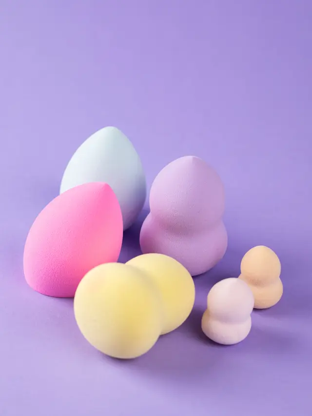 4 Cara Tepat Mengaplikasikan Foundation dengan Menggunakan Beauty Blender, Cegah Cakey