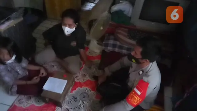 Aiptu Paleweri, Bhabinkamtibmas Polsek Mamajang yang jual motor antik demu bantu sekolah 10 anak (Liputan6.com/Fauzan)