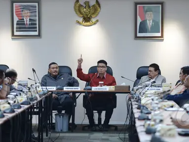 Ahli Hukum Tata Negara Irman Putra Sidin (tengah) memberikan keterangan saat diundang oleh Panitia Hak Angket DPRD DKI Jakarta, Rabu (25/3/2015). (Liputan6.com/Johan Tallo)