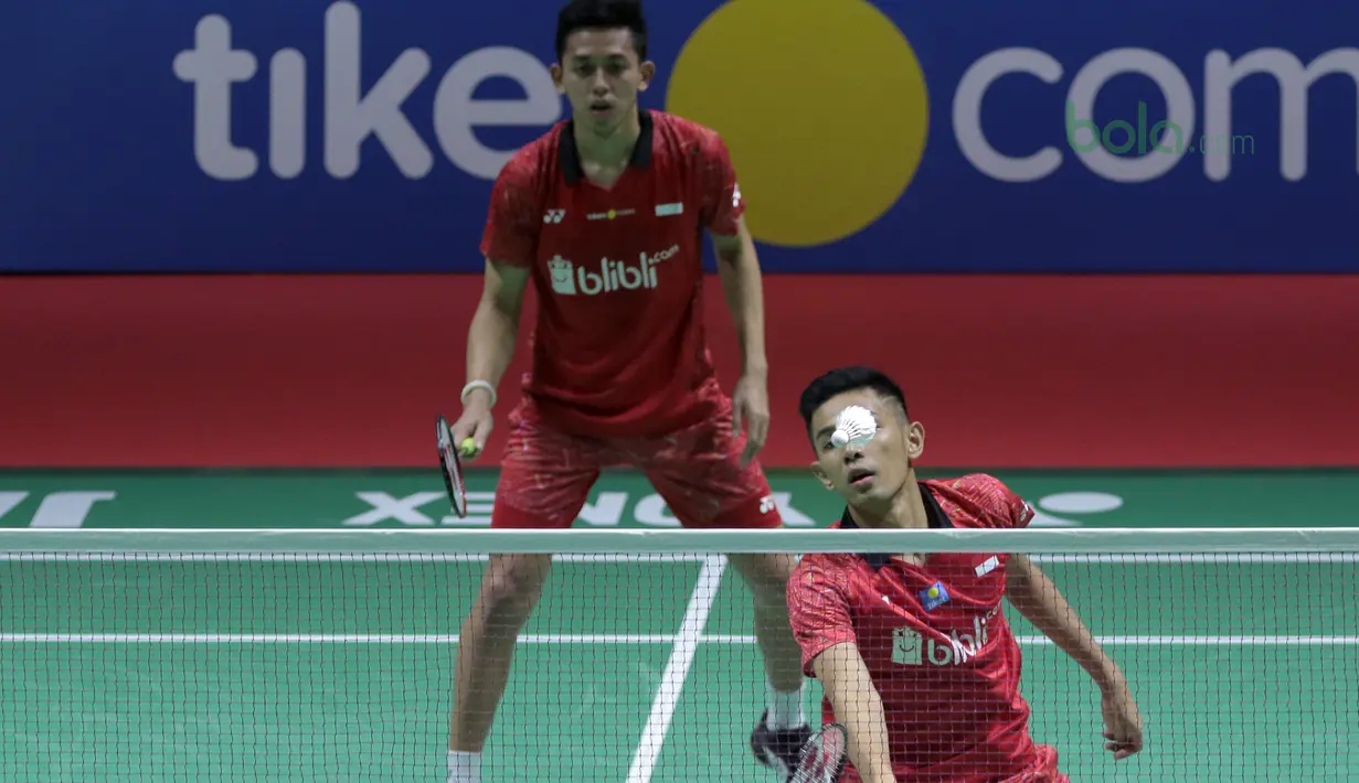 Fajar Alfian mencoba mengembalikan kok ke arah Kevin Sanjaya/Marcus Gideon pada semifinal Indonesia Open 2018 di Istora Senayan, Jakarta, (7/6/2018). Kevin/Marcus menang 21-13, 21-10. (Bola.com/Nick Hanoatubun)