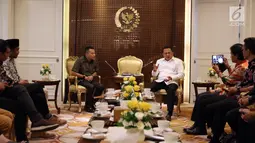 Suasana pertemuan antara Ketua DPR Bambang Soesatyo (kanan) dan anggota Komisi X Anang Hermansyah (kiri) serta para musisi, Jakarta, Rabu (4/4). Pertemuan tersebut membahas perkembangan musik di Indonesia. (Liputan6.com/Johan Tallo)