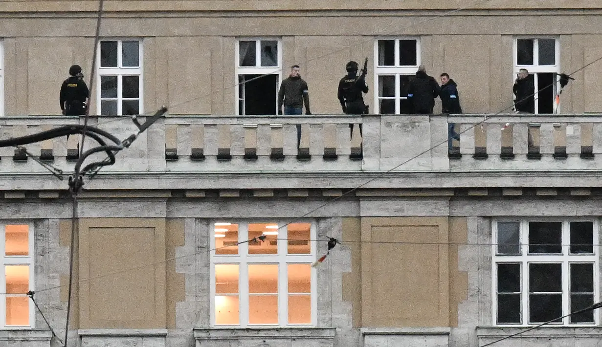 Polisi menuturkan pelaku yang berusia 24 tahun tewas. Belum ada rincian lebih lanjut mengenai kematiannya, sementara sejumlah laporan menyebutkan dia bunuh diri. (Michal CIZEK / AFP)