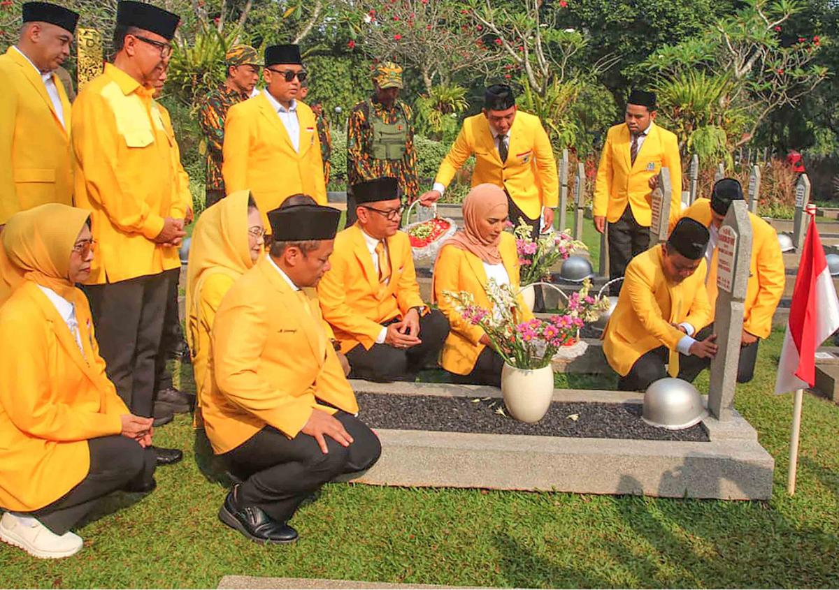 FOTO: Bahlil Lahadalia Pimpin Ziarah TMP Kalibata di HUT ke-61 Partai Golkar