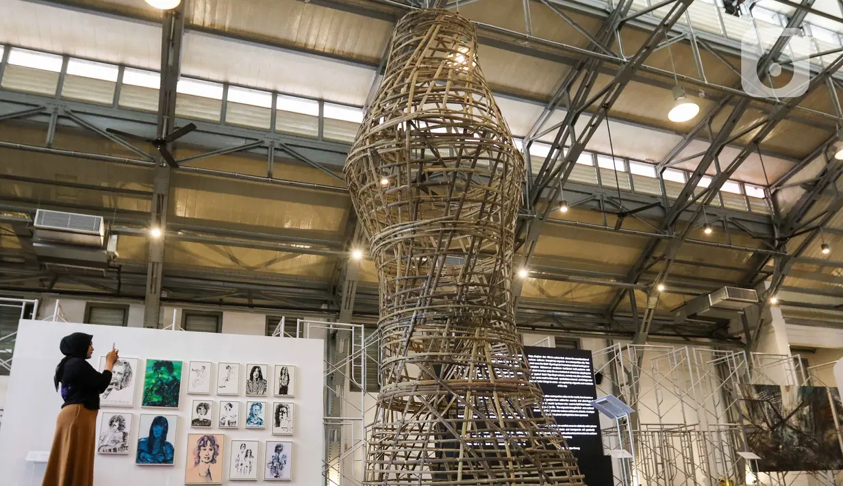 Pameran Jakarta Provoke yang diselenggarakan 14-23 Juni tersebut memamerkan karya-karya dwimatra, trimatra, dan instalasi dengan ragam tema dan material. (Liputan6.com/Herman Zakharia)